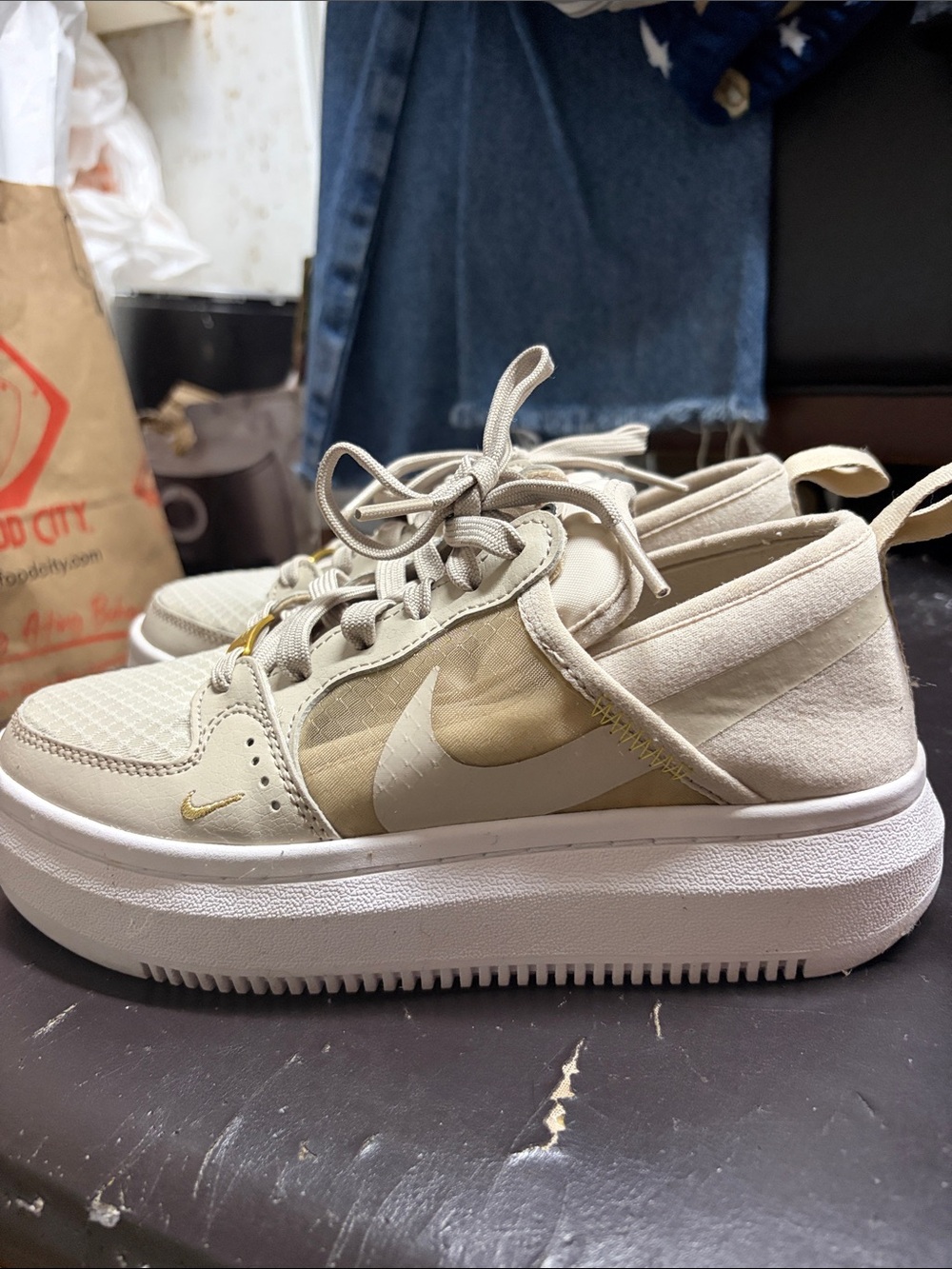 Nike Kids Low-Top Sneakers in Cream and White